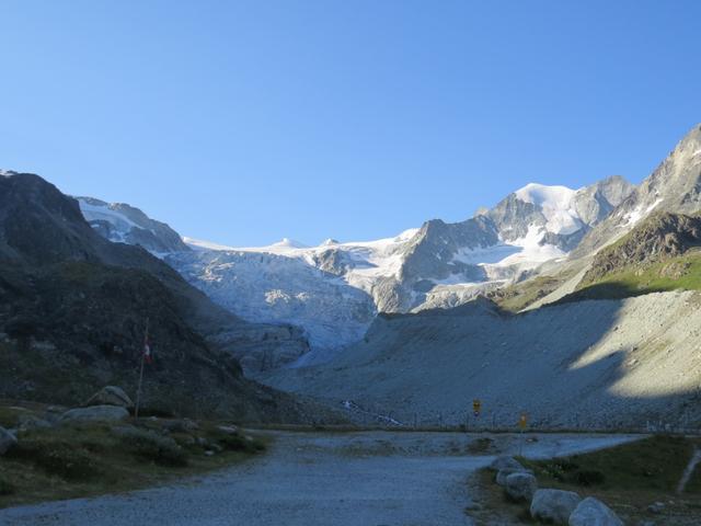 Blick über die Schwemmebene von Châteaupré und den gleichnamigen See hinauf zum Glacier de Moiry