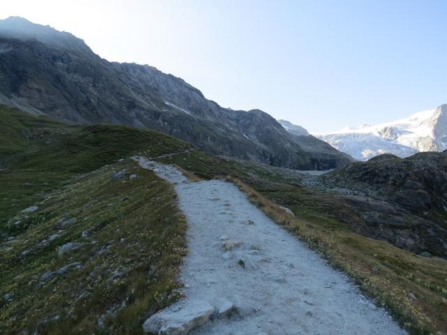 ... über leicht hügeliges Wiesengelände zu den Moränenkämmen des Moiry Gletscher führt