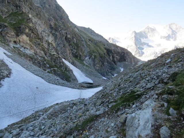 ...dann quert der Weg bergseitig ein kleines Tälchen