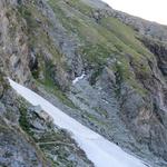 zwischen Moräne und Berghang führt der Weg nun zu einem steilen Aufschwung