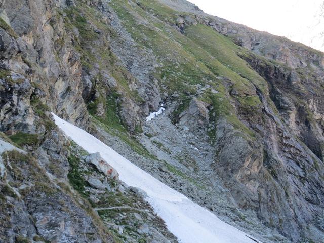 zwischen Moräne und Berghang führt der Weg nun zu einem steilen Aufschwung