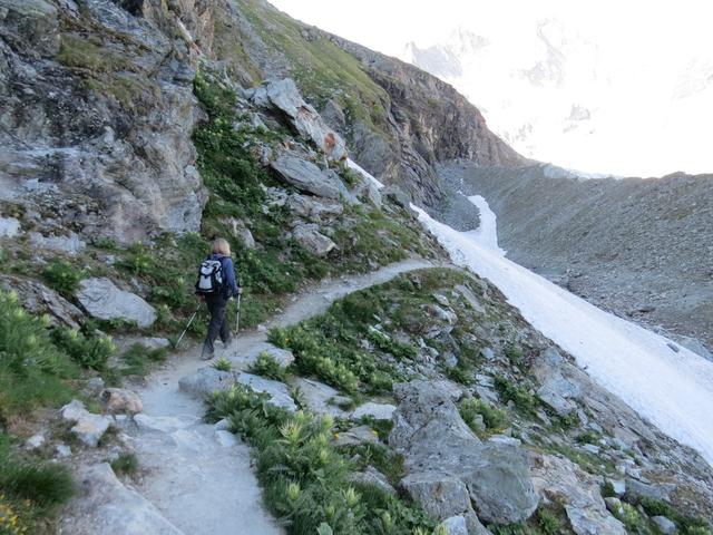 der Hüttenweg wird nun steiler und wir überqueren Altschneefelder