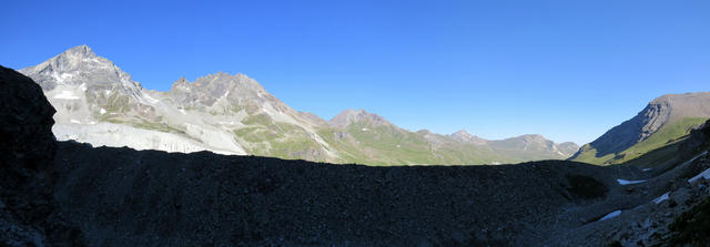 Blick auf den Moränenhügel und zur anderen Talseite, die schon an der Sonne liegt