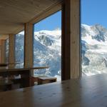 Blick vom Aufenthaltsraum auf die Eiskaskaden des Glaciers de Moiry