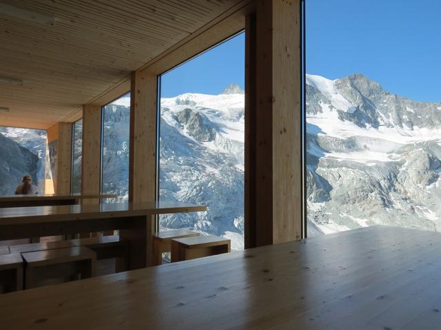 Blick vom Aufenthaltsraum auf die Eiskaskaden des Glaciers de Moiry