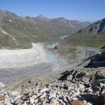 schönes Breitbilfoto vom Gletschertrog. Was für eine gewaltige Kraft so ein Gletscher ausüben kann