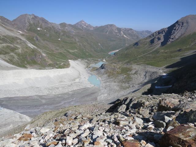 schönes Breitbilfoto vom Gletschertrog. Was für eine gewaltige Kraft so ein Gletscher ausüben kann