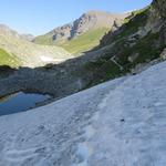 wieder werden Altschneefelder überquert. Im Schattenhang bleiben die bis im Hochsommer