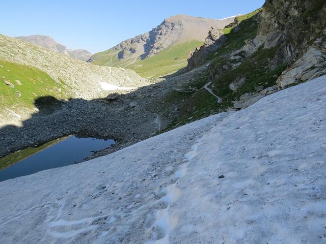 wieder werden Altschneefelder überquert. Im Schattenhang bleiben die bis im Hochsommer