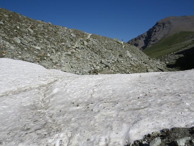 auf der anderen Seite führt der Weg auf die Moräne hinauf