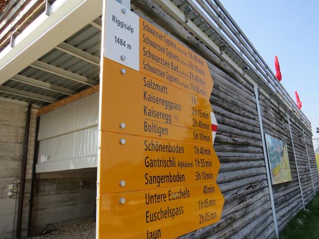 Wegweiser bei der Bergstation auf der Riggisalp 1484 m.ü.M.