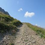 es folgt eine Traverse die markant steigend, an Punkt 1751 m.ü.M. vorbeizieht