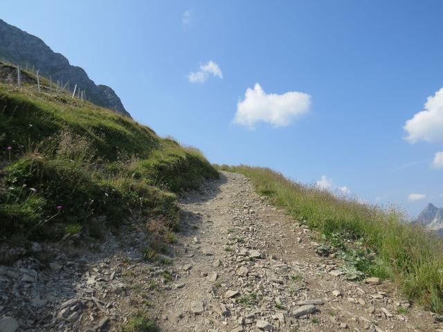 es folgt eine Traverse die markant steigend, an Punkt 1751 m.ü.M. vorbeizieht