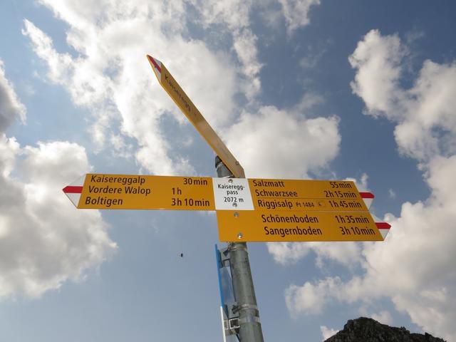 Wegweiser auf dem Kaisereggpass 2072 m.ü.M.