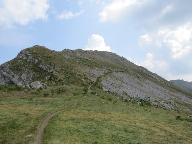 vom Pass führt nun ein flacheres Teilstück in die Flanke des Kaiseregg