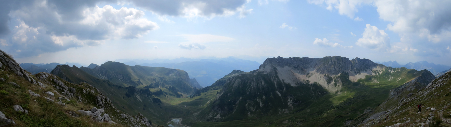 schönes Breitbildfoto mit Blick in die Berner- und Walliseralpen