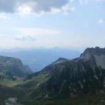 schönes Breitbildfoto mit Blick in die Berner- und Walliseralpen