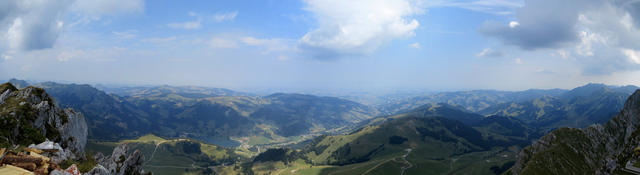 schönes Breitbildfoto mit Blick ins Mittelland und ins Jura