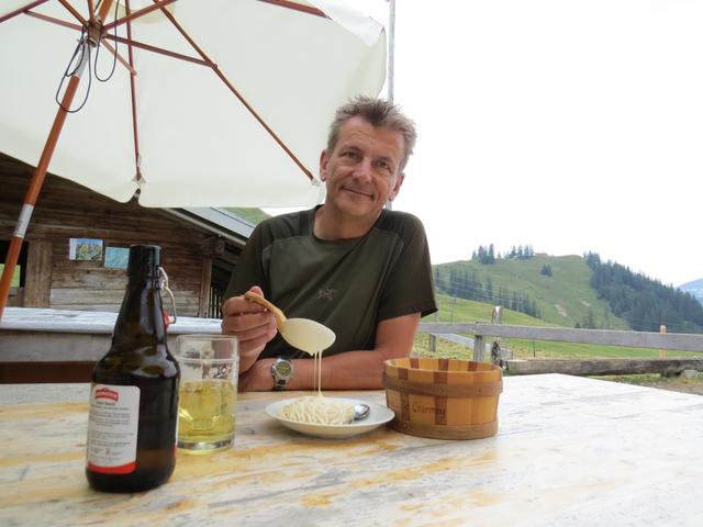 bei der Alphütte auf der Riggisalp, legen wir eine Pause ein, und geniessen feine Meringues