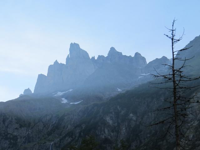 Blick hinauf zum Gross Spannort