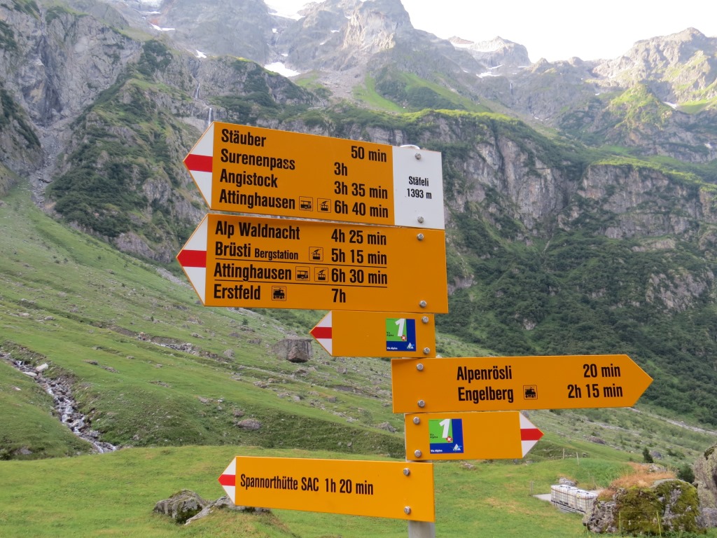 beim Wegweiser auf Alp-Stäfeli 1393 m.ü.M. zweigt der Hüttenweg zur Spannorthütte rechts ab