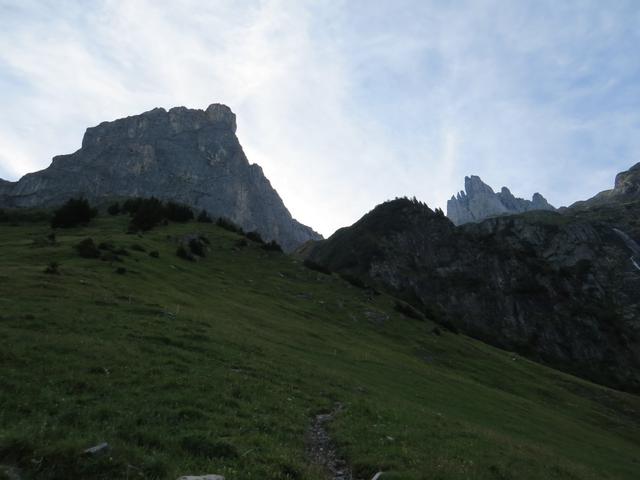 steil zieht sich der Bergweg nun in die Höhe