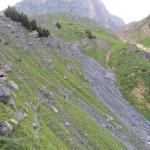 der Bergweg führt nun über einen rutschigen Steilhang der mit Kies bedeckt ist