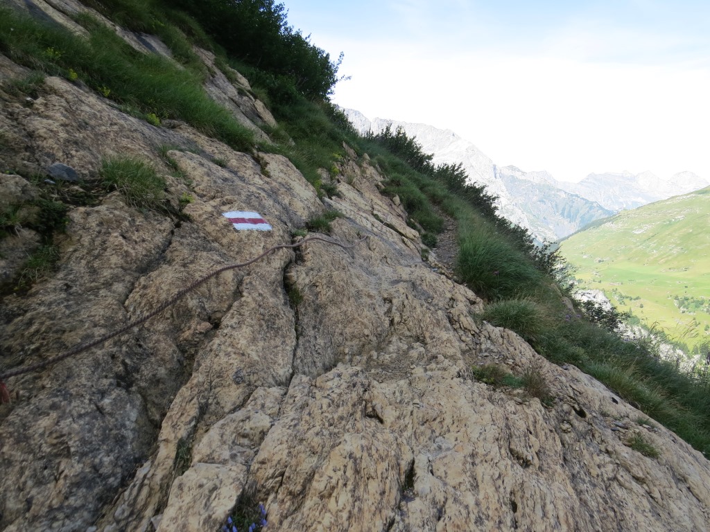 Holztritte und Ketten helfen einem, die Scharte zu überwinden