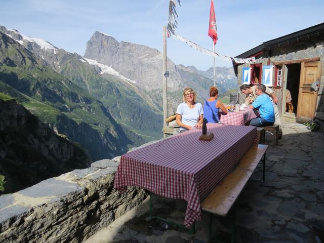 bei der kleinen und urchigen Hütte legen wir eine Kaffeepause ein