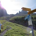 Wegkreuzung kurz nach der Spannorthütte. Der Bergweg ändert nun auf weiss-blau-weiss