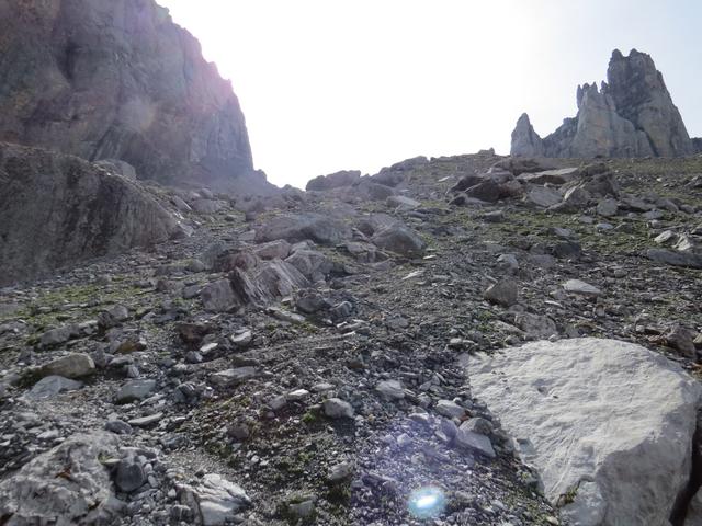 der Bergweg führt nun alles über Geröll