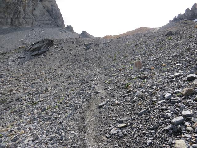 die Wegspur ist im Geröll und Kies immer gut sichtbar