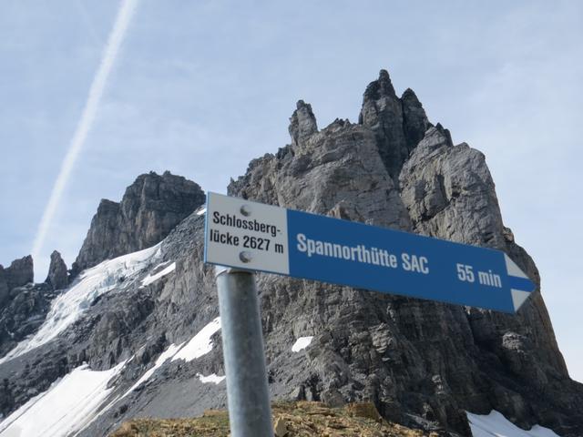 Wegweiser auf der Schlossberglücke 2627 m.ü.M.