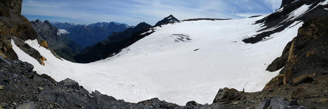 schönes Breitbildfoto von der Schlossberglücke aus gesehen, auf den blendend weisse Glatt Firn