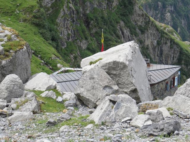 wir sind wieder bei der Spannorthütte, die gut geschützt hinter den Felsen hervorschaut