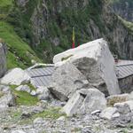 wir sind wieder bei der Spannorthütte, die gut geschützt hinter den Felsen hervorschaut