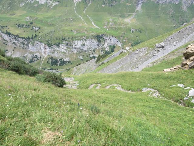 wir haben die Spannorthütte hinter uns gelassen und wandern weiter abwärts