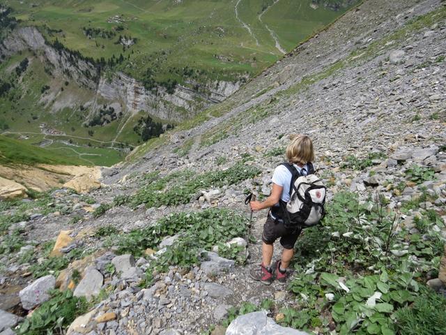 vorbei an Punkt 1682 m.ü.M. geht es wieder in diesen Kieshang