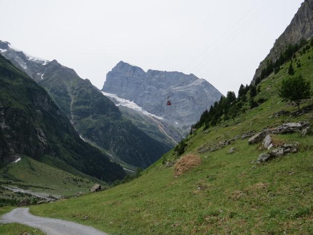 bei der Alp Stäfeli erreichen wir wieder den Talboden und laufen nun talauswärts