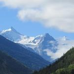 die Eisriesen des Wallis hier gut ersichtlich Zinalrothorn, erstrahlen schon in der Morgensonne