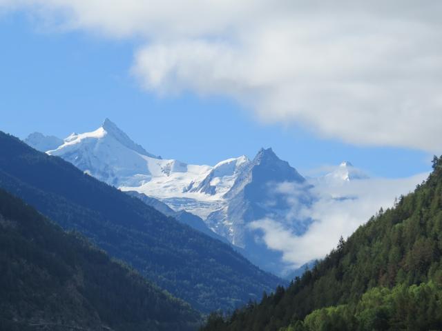 die Eisriesen des Wallis hier gut ersichtlich Zinalrothorn, erstrahlen schon in der Morgensonne