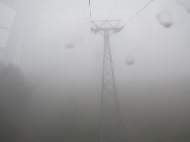 mit der Seilbahn fahren wir im dichten Nebel von Grimentz hinauf nach Bendolla