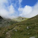 auf einen einfachen Wanderweg geht es über Alpweiden weiter aufwärts