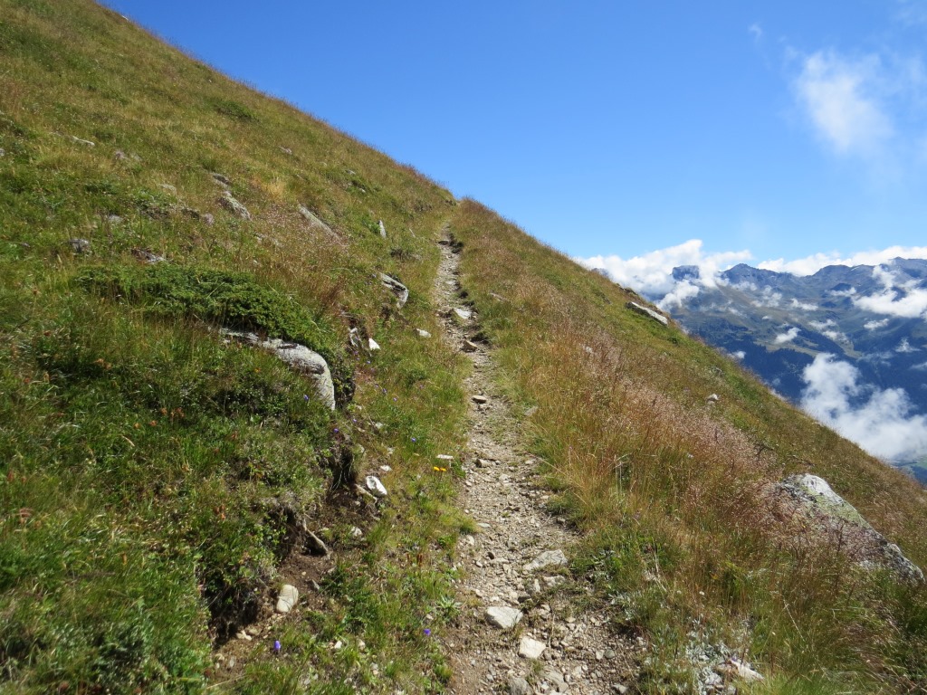 über grosse Kehren gewinnen wir laufend an Höhe