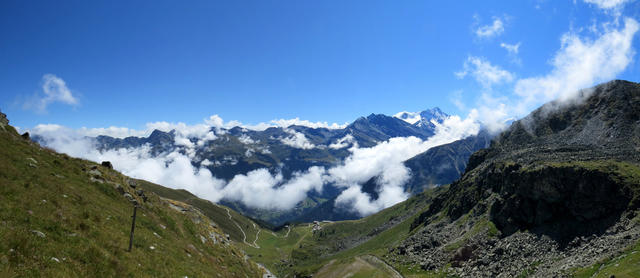 schönes Breitbildfoto mit Blick in das Val d'Anniviers und auf den Weg den wir schon zurückgelegt