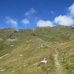 vorbei an Punkt 2443 m.ü.M. wandern wir nun zum Skigebiet von La Tsarva