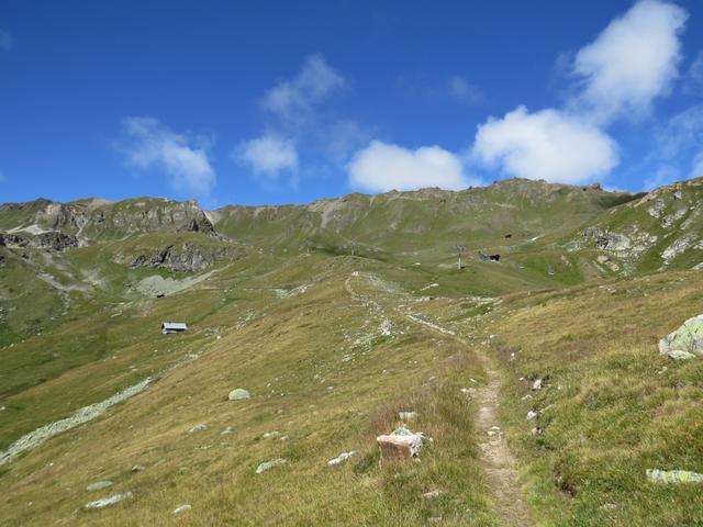 vorbei an Punkt 2443 m.ü.M. wandern wir nun zum Skigebiet von La Tsarva