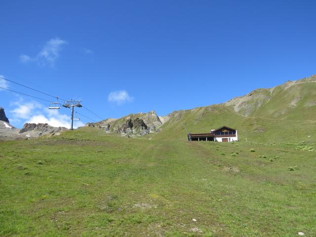 wir erreichen das Skigebiet von La Tsarva 2585 m.ü.M. mit seinem Gasthaus. (im Sommer geschlossen)