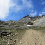 über eine breite Skipiste, verlassen wir vorbei an Punkt 2618 m.ü.M., schnell das im Sommer nicht so schöne Gebiet