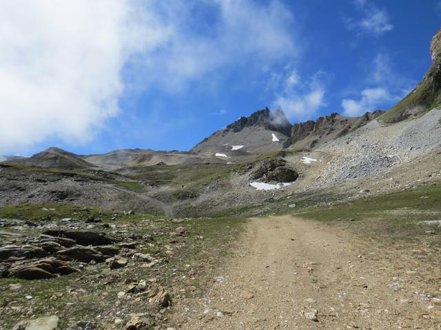 über eine breite Skipiste, verlassen wir vorbei an Punkt 2618 m.ü.M., schnell das im Sommer nicht so schöne Gebiet